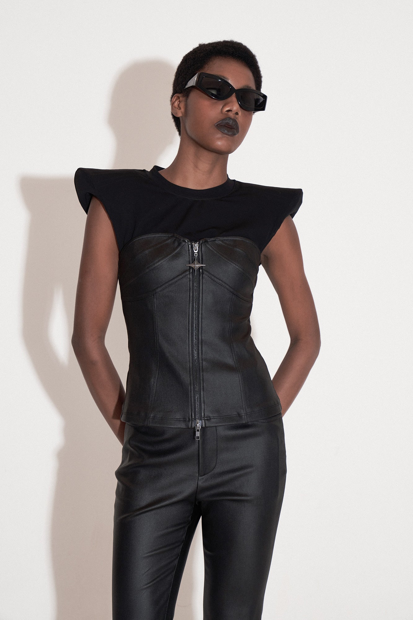 Shoulder lifting structure segmented top