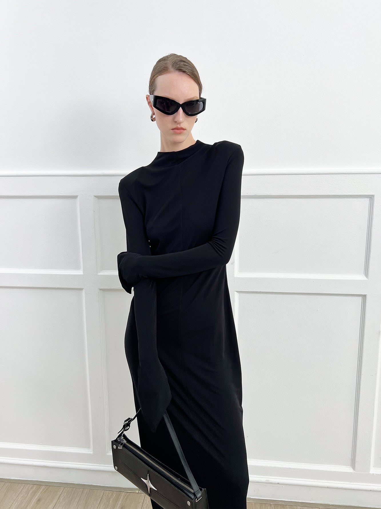 Shoulder lifting slim fitting dress
