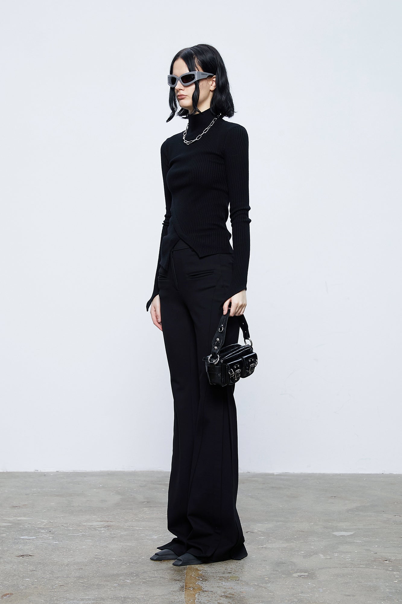 Side pleated slim flared trousers