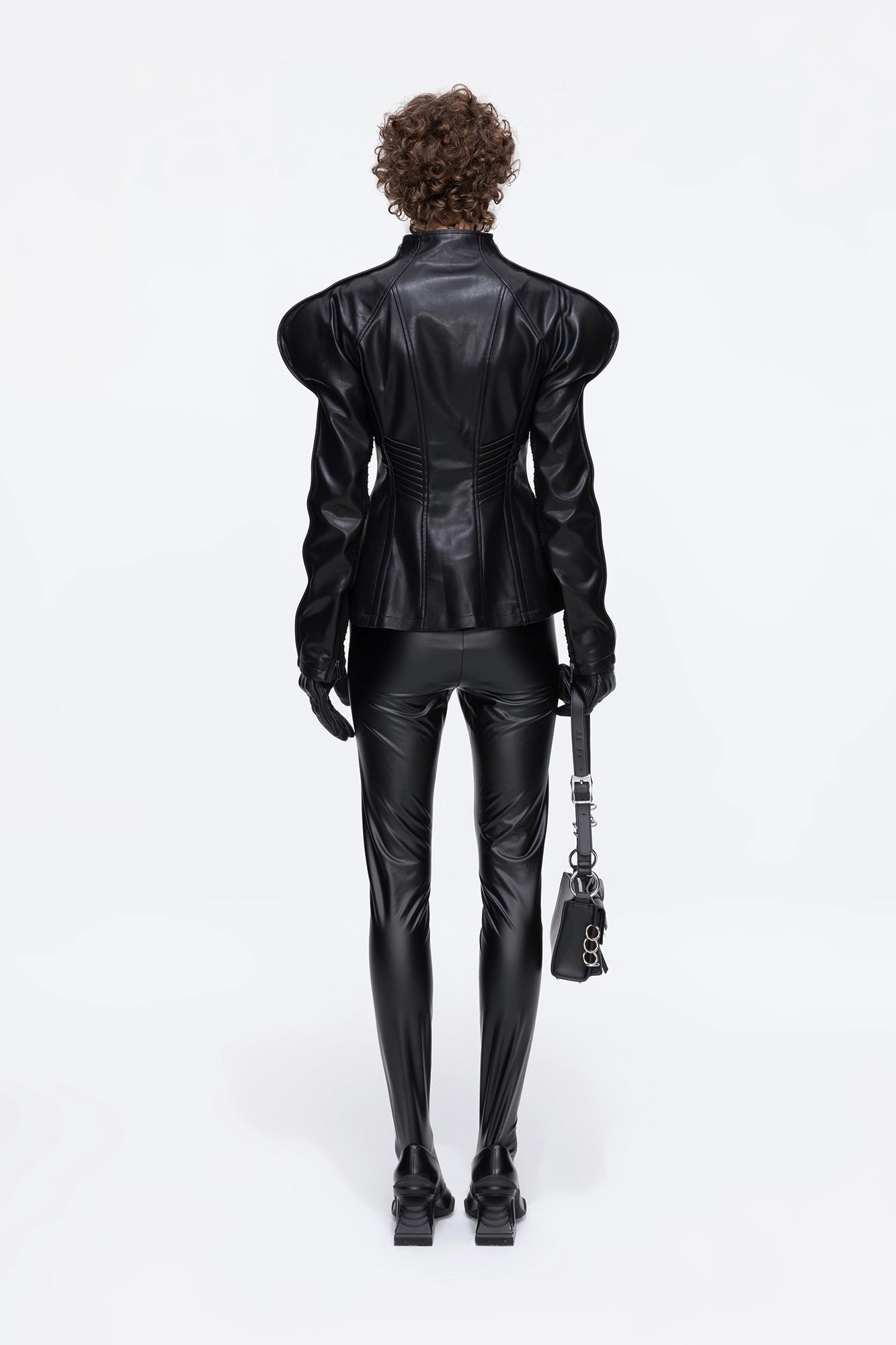 Curved sleeves and three-dimensional structure leather jacket