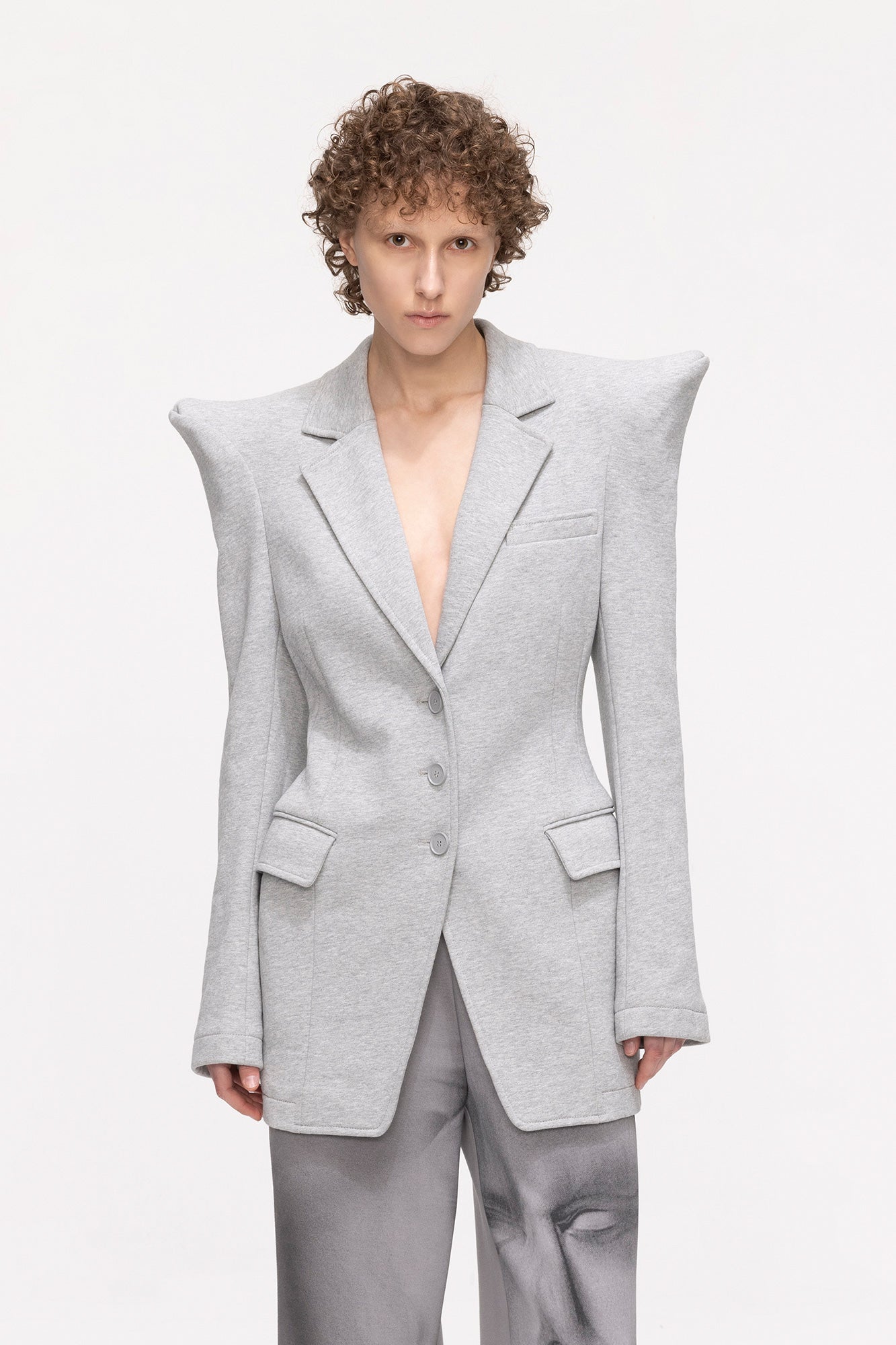 Shoulder shrugging and waist tightening suit jacket