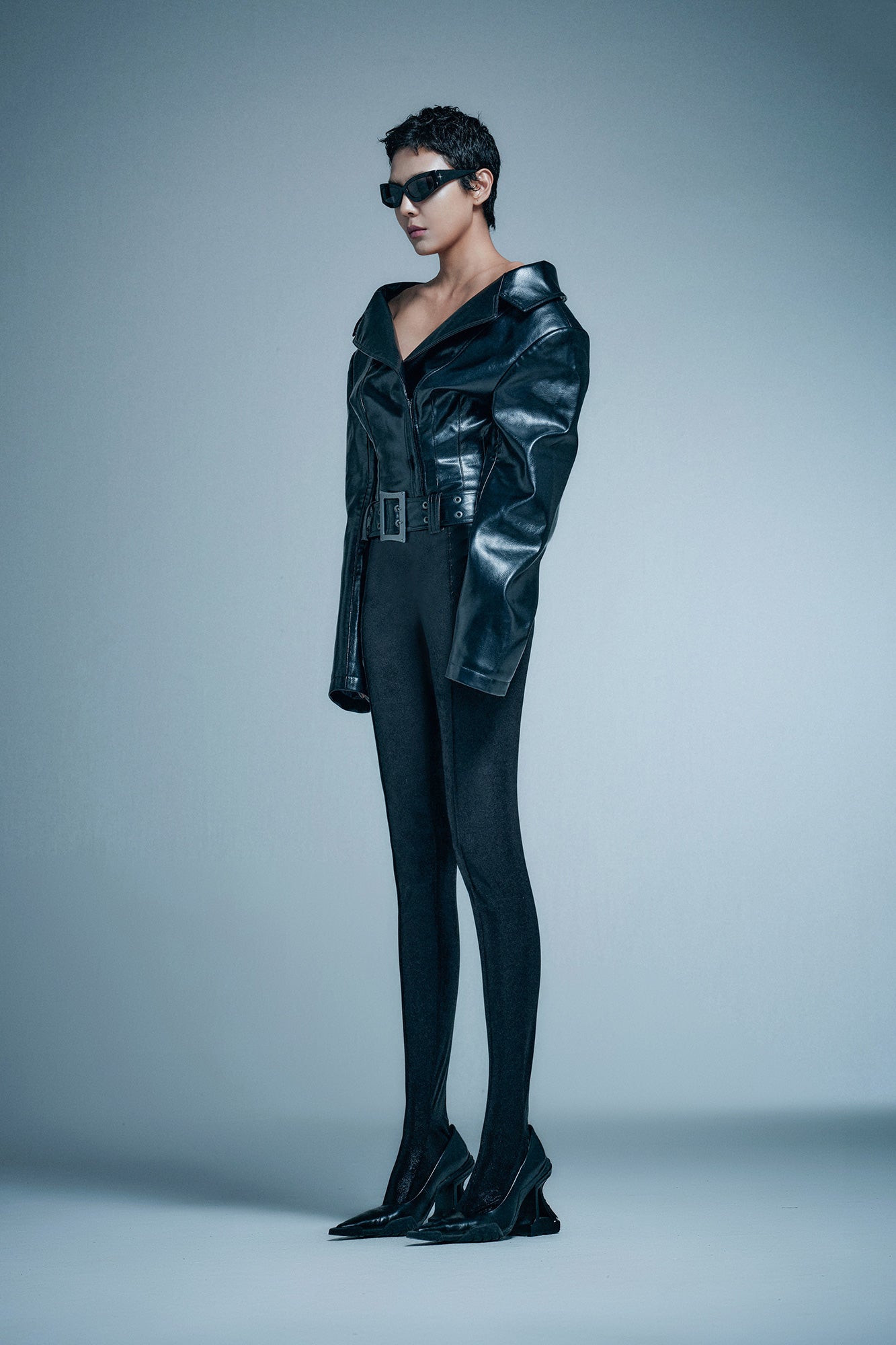Wide collar curved sleeve coat