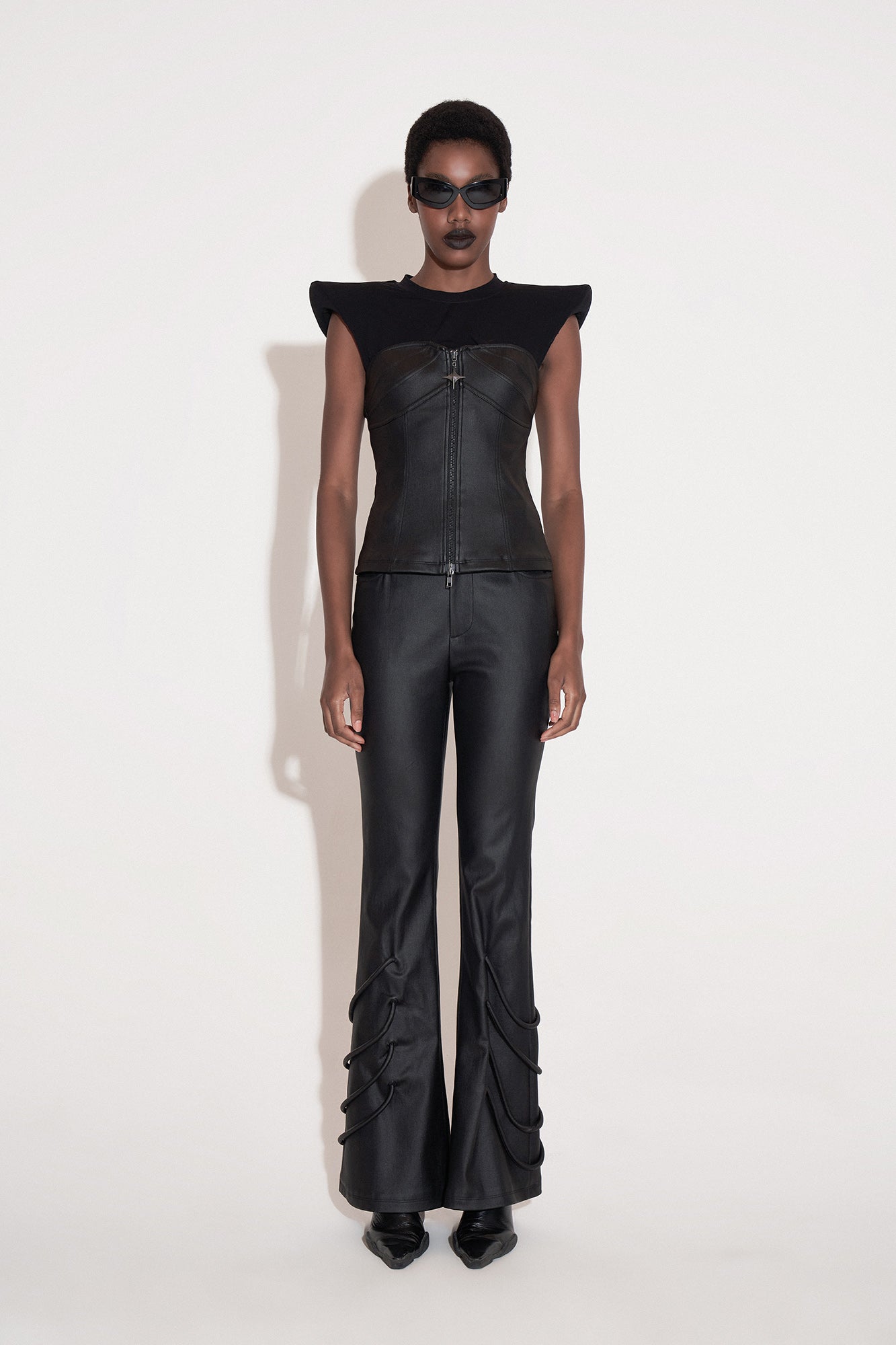 Shoulder lifting structure segmented top