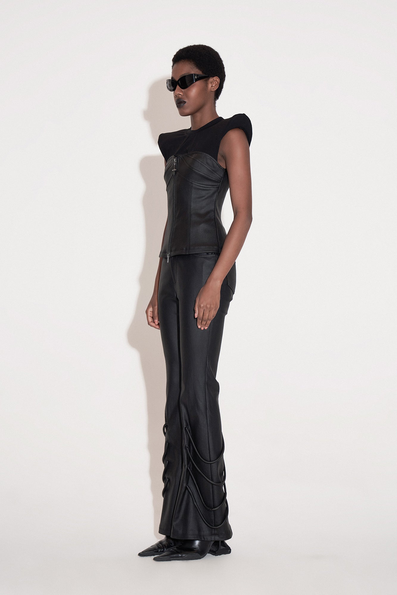 Shoulder lifting structure segmented top