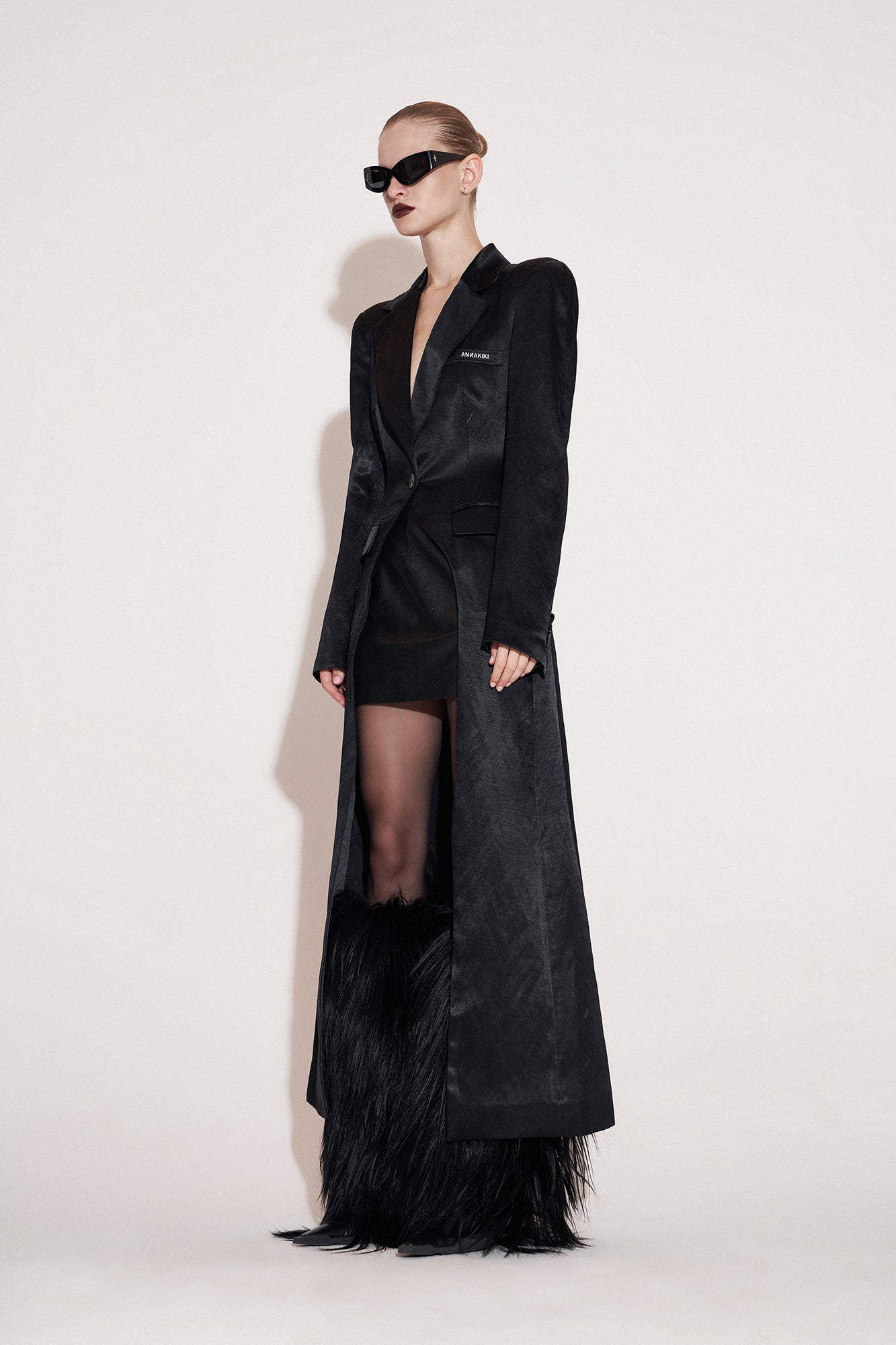 Round shoulder dovetail hem coat