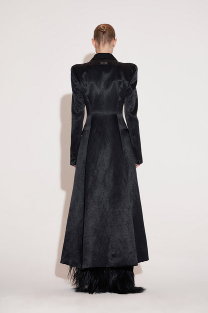 Round shoulder dovetail hem coat