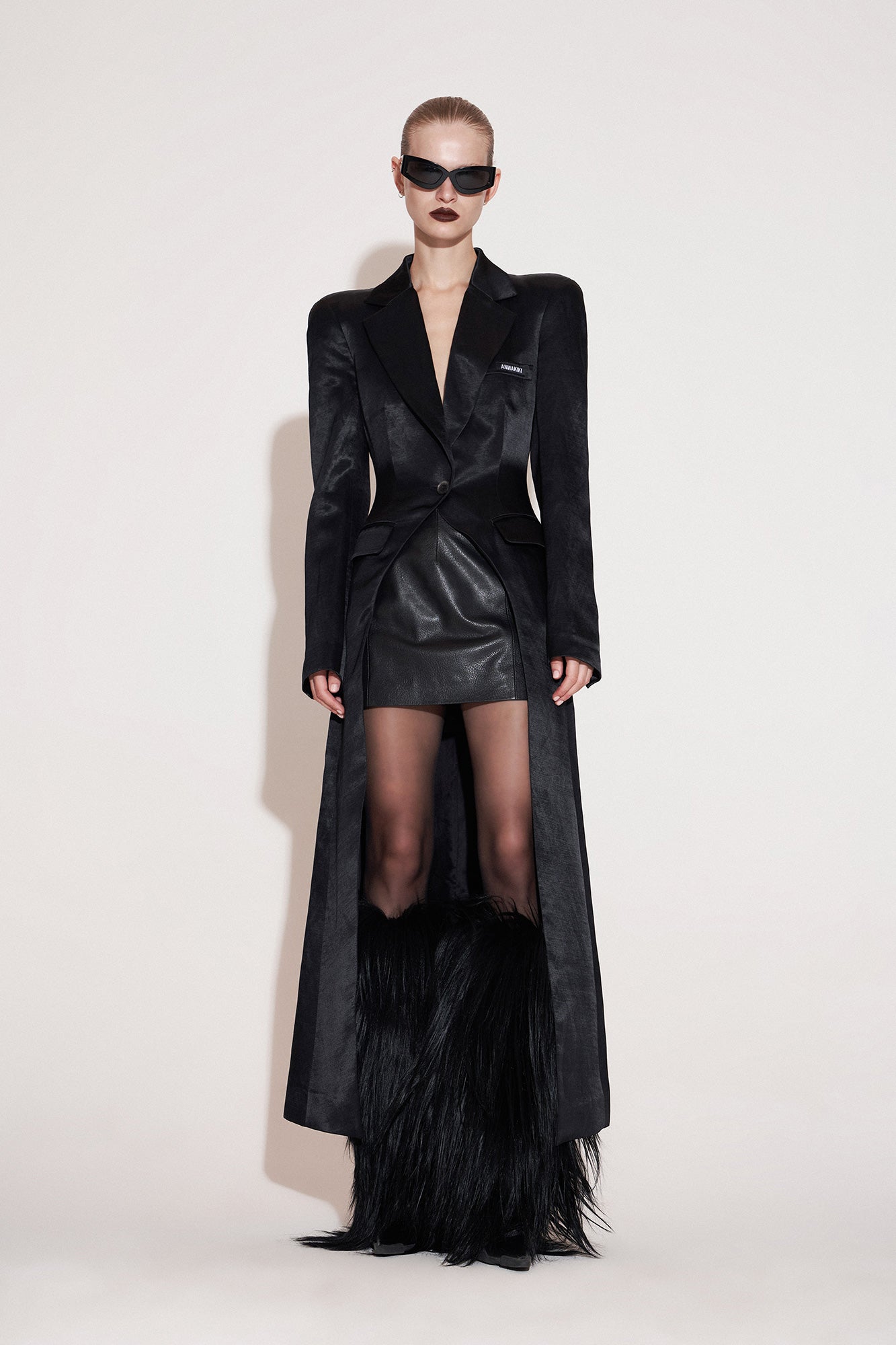 Round shoulder dovetail hem coat