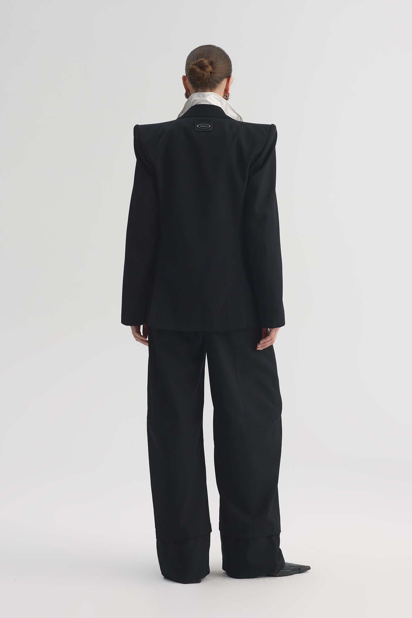 Wool sleeve slit shoulder padded suit