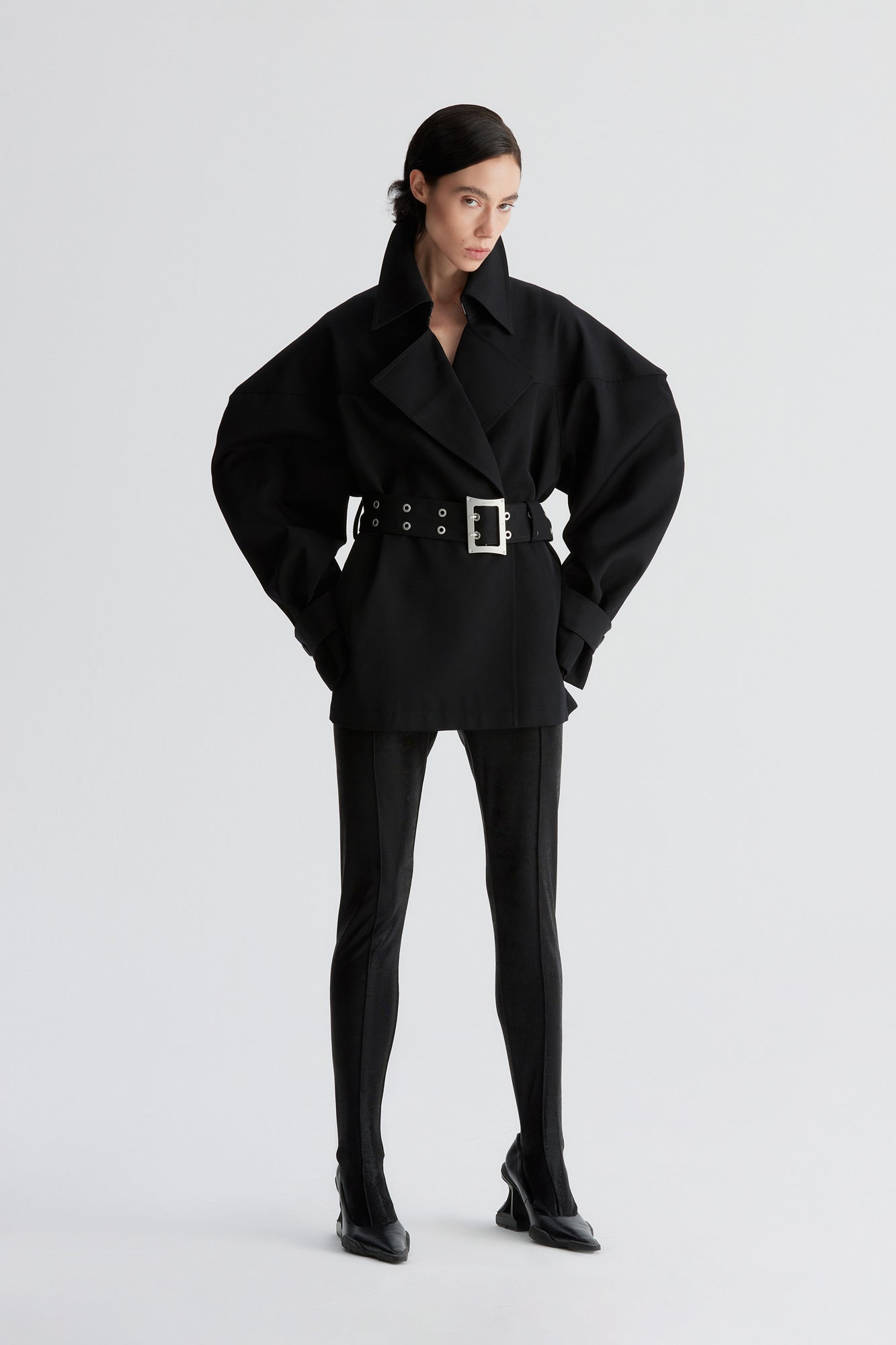 One-piece sleeve hourglass-shaped windbreaker jacket