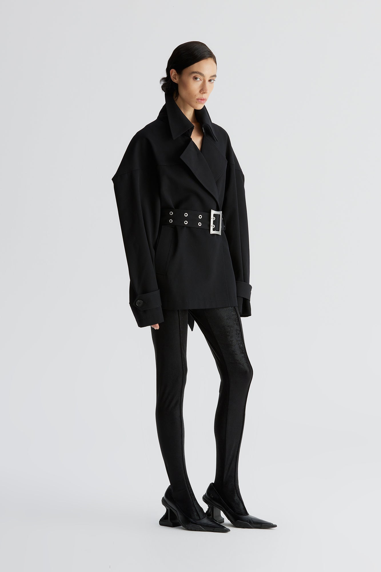 One-piece sleeve hourglass-shaped windbreaker jacket