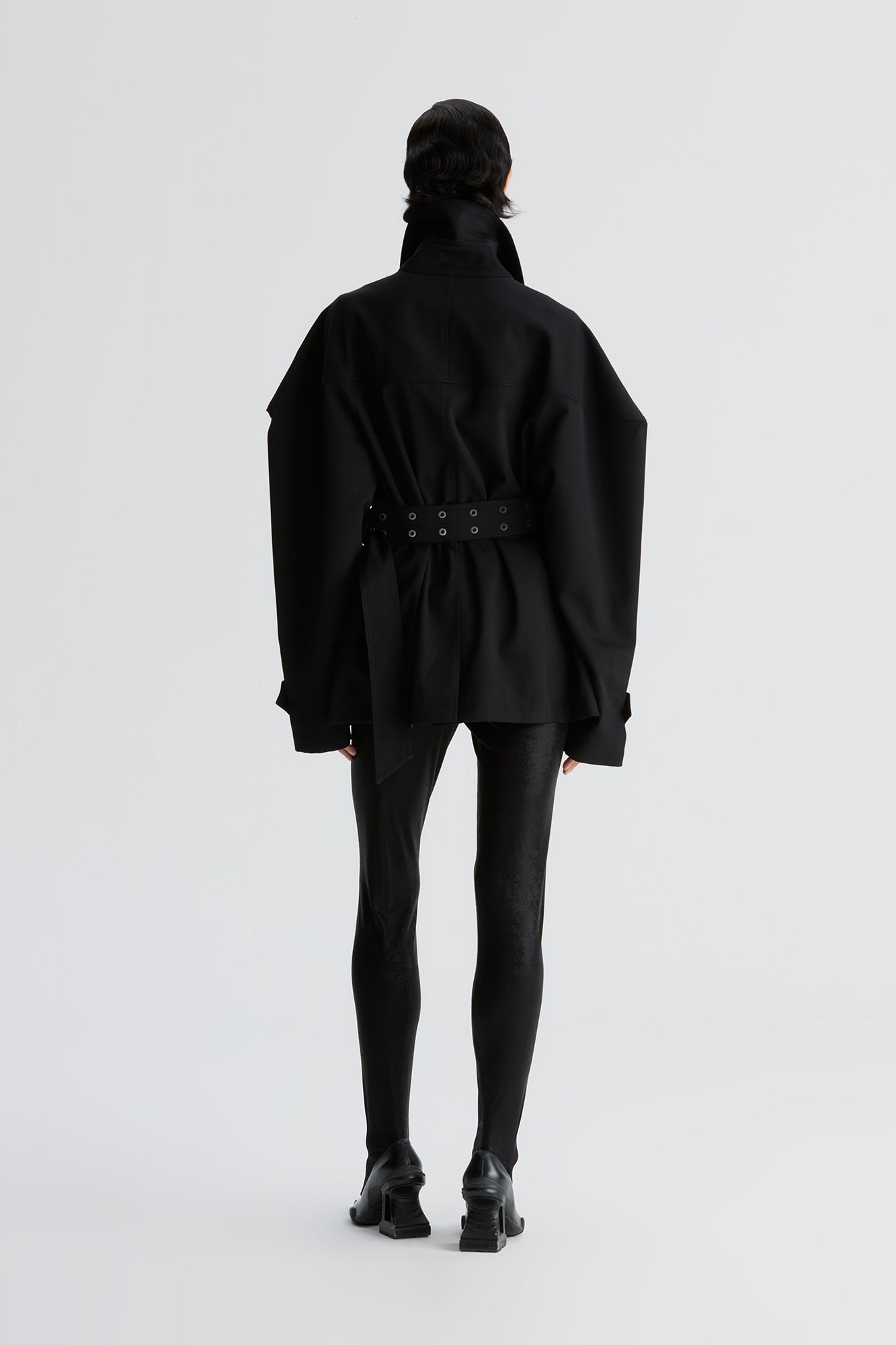 One-piece sleeve hourglass-shaped windbreaker jacket