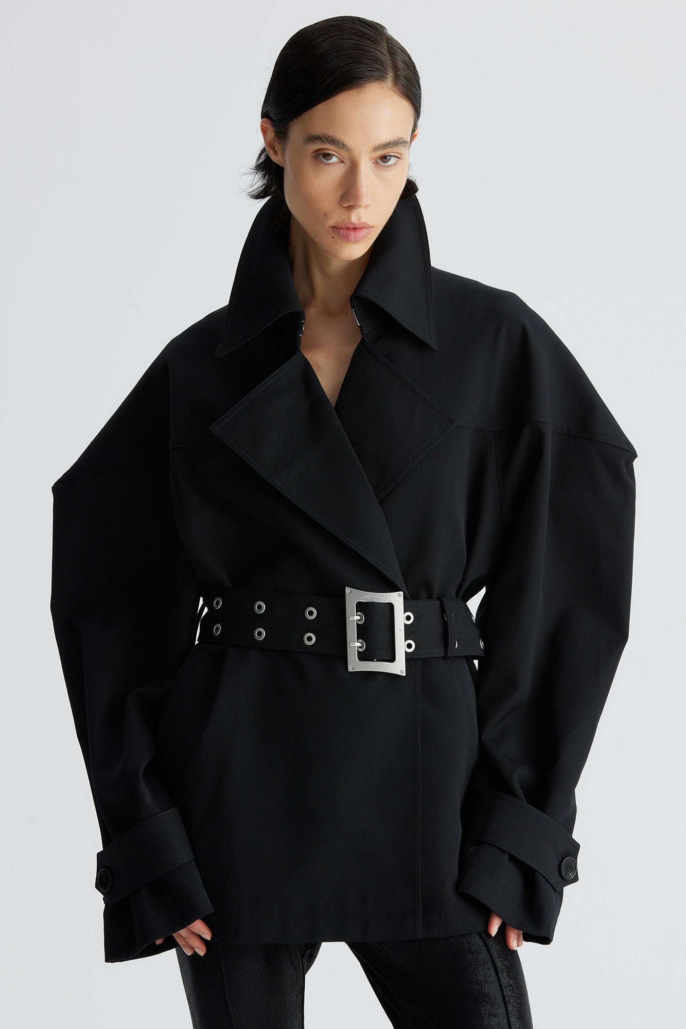 One-piece sleeve hourglass-shaped windbreaker jacket