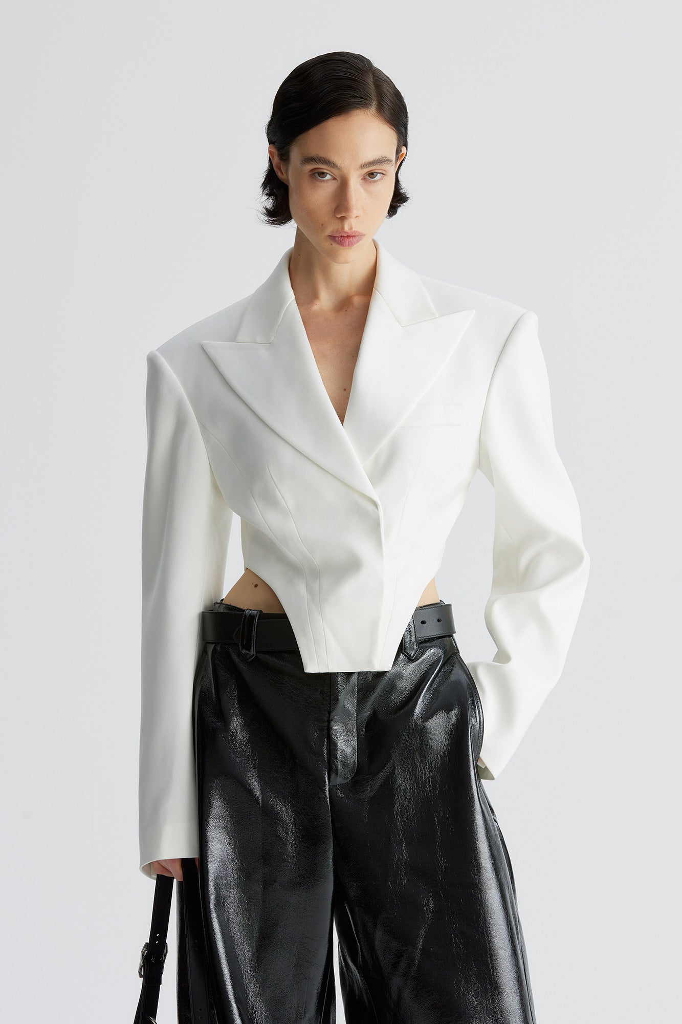 Shoulder cushion curved hem suit