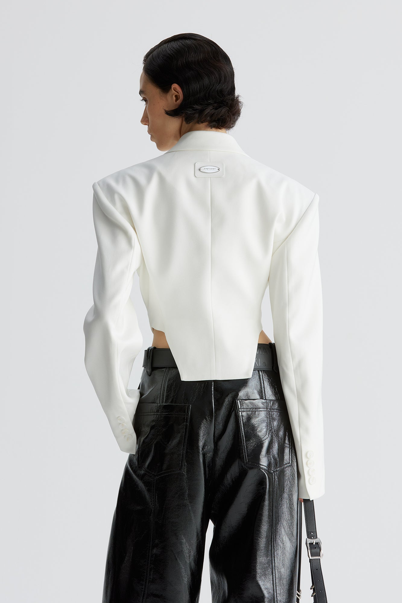 Shoulder cushion curved hem suit