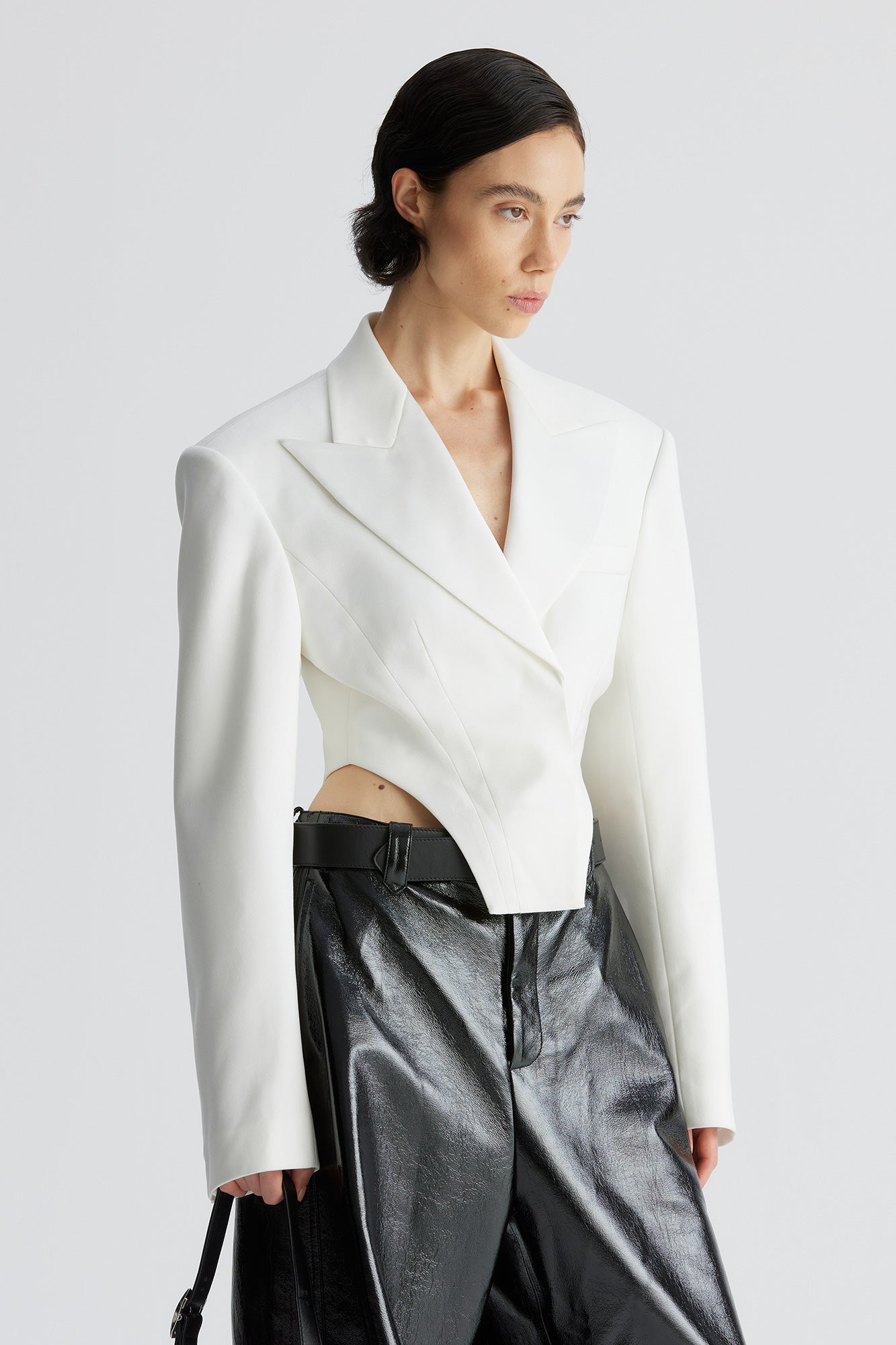 Shoulder cushion curved hem suit